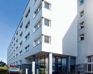 Standort Mitte Das Bild zeigt das Kappel-Gebäude in der Universitätsstraße 74. Dort befindet sich der Standort Mitte. Hierhin kommen die meisten Menschen, die Leistungen des Jobcenters beziehen.