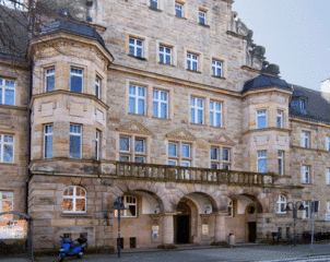 Ost Das Bild zeigt das alte Rathaus in Langendreer. Dort befindet sich der Standort Ost. Hierhin kommen die Menschen aus Langendreer und Werne, die Leistungen des Jobcenters beziehen.